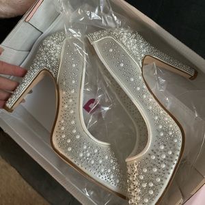Size 8 but wears like an 8.5/9  pearl bridal stiletto 11cm heels- never worn
